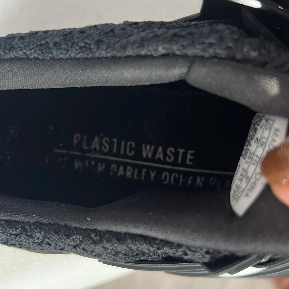 Black adidas size 7 1/2, ultra boost - Picture 3 of 12